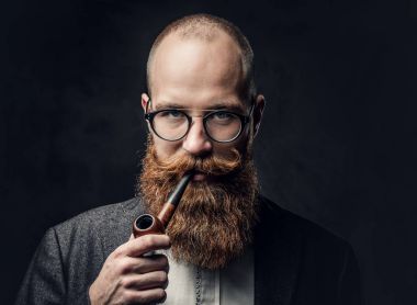 Gri arka plan üzerinde pipo gözlük traş baş aristokrat erkek portresi kapatın.