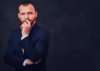 Bir şık mavi akşam takım elbise giymiş adam 