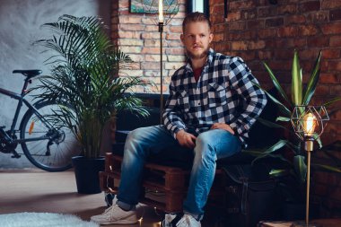 Hippi erkek bir kot pantolon giymiş ve Polar gömlek 