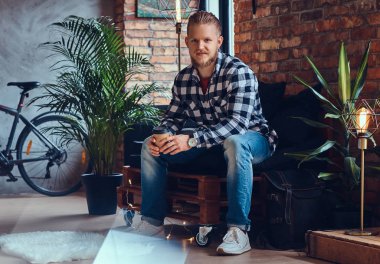 Hippi erkek kahve içer