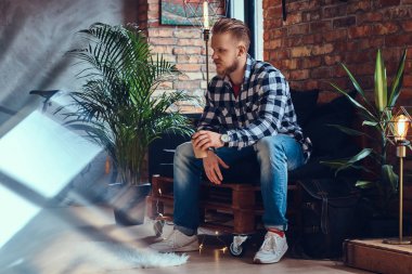 Hippi erkek kahve içer