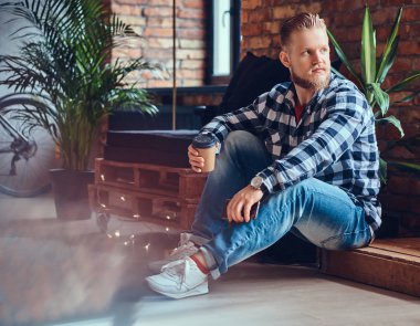 Hippi erkek kahve içer