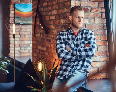 Hippi erkek bir kot pantolon giymiş ve Polar gömlek 