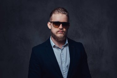 Şık bir sarışın sakallı erkek