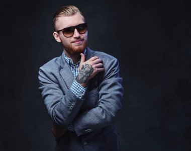 Sakallı erkek bir takım elbise giymiş