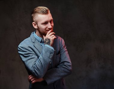 Bir takım elbise giymiş erkek Kızıl saçlı sakallı