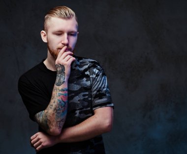 Kızıl saçlı genç adam sakallı