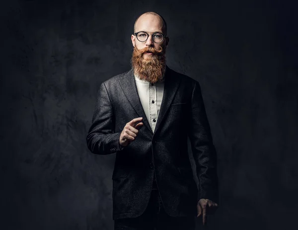 Portret Van Roodharige Bebaarde Man Brillen Gekleed Een Pak Elegante — Stockfoto