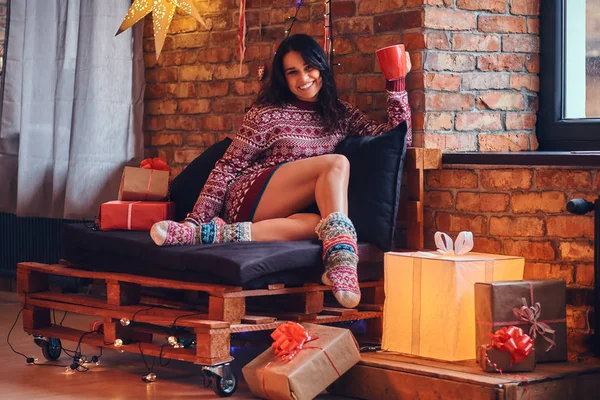 Ganzkörperbild Einer Sexy Brünetten Frau Trinkt Kaffee Einem Raum Mit — Stockfoto