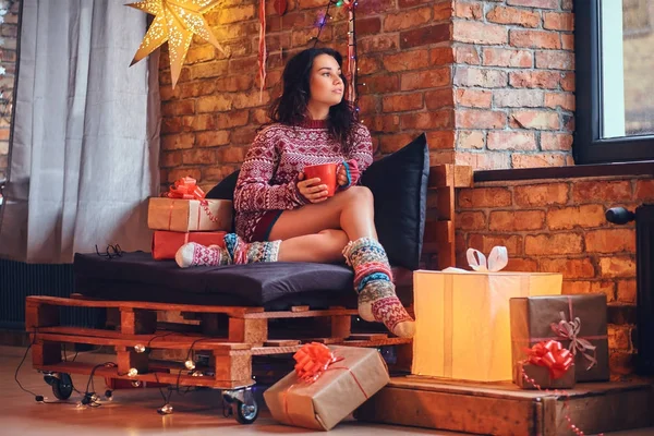 一个性感的黑发女性的全身形象在一个房间里喝咖啡 圣诞装饰 — 图库照片