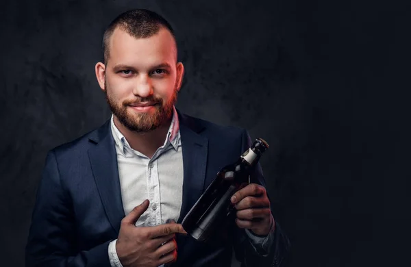 Hombre presentando cerveza artesanal . — Foto de Stock