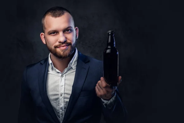 Hombre presentando cerveza artesanal . — Foto de Stock