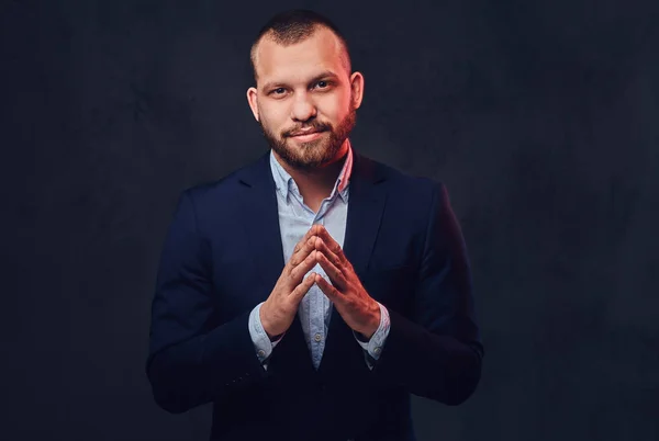 Hombre vestido con un elegante traje de noche azul — Foto de Stock