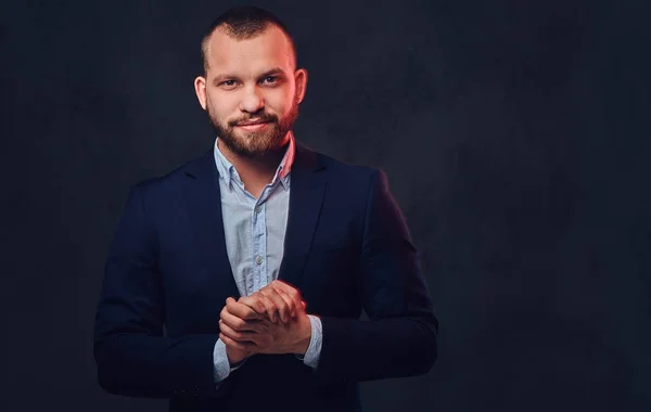 Hombre vestido con un elegante traje de noche azul — Foto de Stock