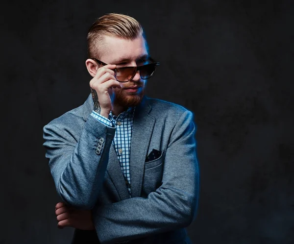 Hombre barbudo vestido con traje y gafas de sol — Foto de Stock