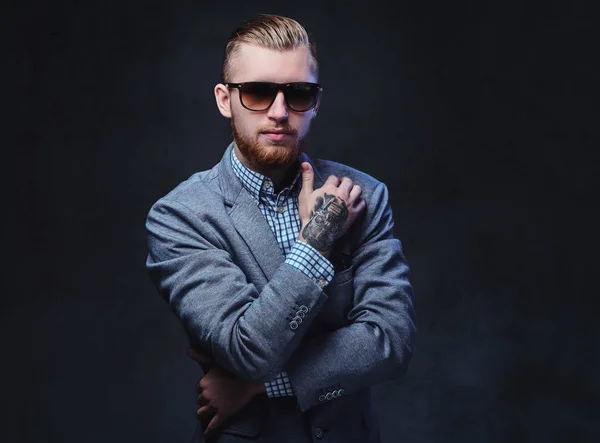 Bearded man dressed in a suit and sunglasses — Stock Photo, Image