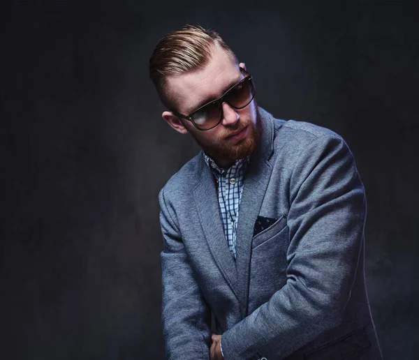 Hombre barbudo vestido con traje y gafas de sol — Foto de Stock