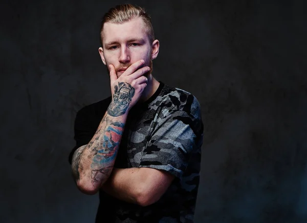 Молодий чоловік з татуюваннями на руці — стокове фото