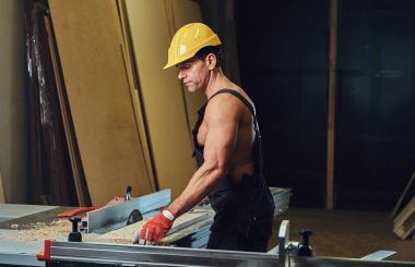 Portre gömleksiz kas marangoz bir atölye.