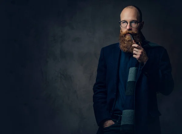 Redhead Bearded Man Klädd Kostym Och Glasögon Rökning Tradition Röret — Stockfoto
