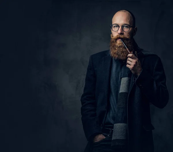 Ruiva Barbudo Macho Vestido Com Terno Óculos Fumando Cachimbo Tradição — Fotografia de Stock