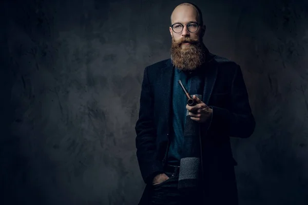 Redhead Bearded Man Klädd Kostym Och Glasögon Rökning Tradition Röret — Stockfoto