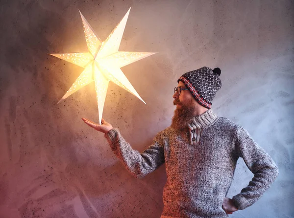 Mann mit einer dekorativen Sternlampe — Stockfoto