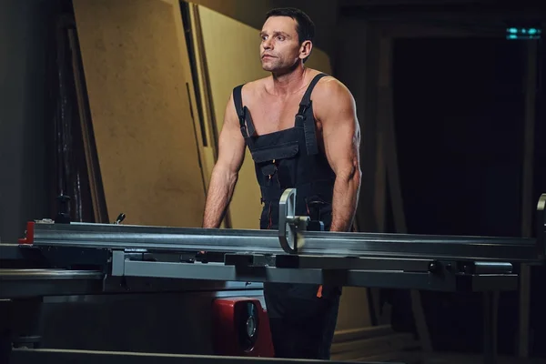 Shirtless Muscular Carpinteiro Masculino Trabalha Com Serra Circular Uma Oficina — Fotografia de Stock