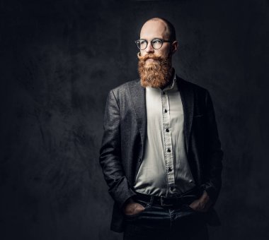 Kızıl saçlı sakallı erkek vintage gözlük bir yün ceket giymiş, stüdyo portresi.