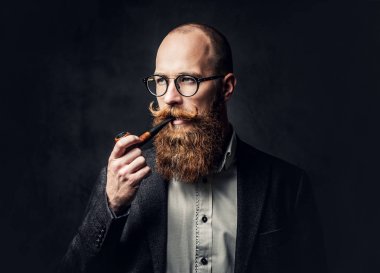 Gri arka plan üzerinde pipo gözlük traş baş aristokrat erkek portresi kapatın.