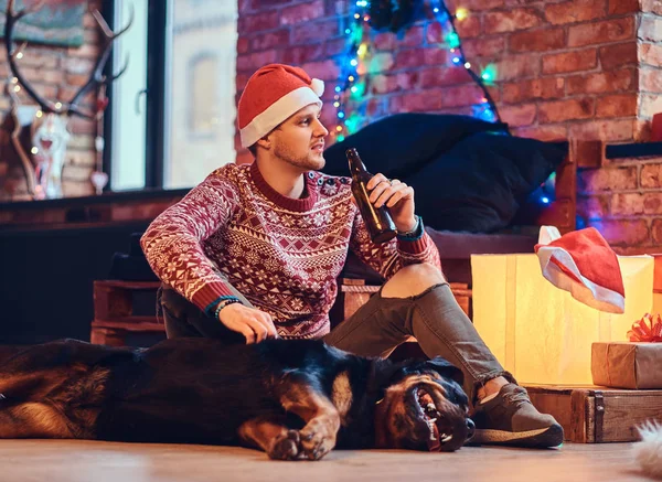 Homem Hipster Barbudo Atraente Senta Chão Com Seu Cão Rottweiler — Fotografia de Stock