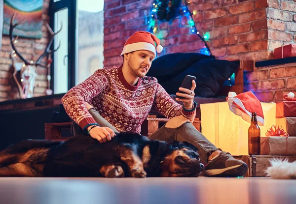 有吸引力的长胡子的时髦男性与他的猎犬狗在一个房间与圣诞节装饰 — 图库照片