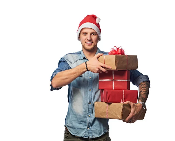 Muž drží vánoční dárky. — Stock fotografie
