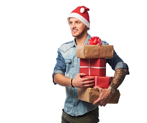 Ein Mann hält Weihnachtsgeschenke in der Hand. — Stockfoto