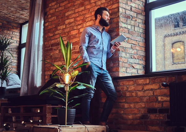 Gelegenheitsmann mit Tablet-PC — Stockfoto