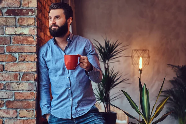 スタイリッシュなひげを生やした男性飲み物コーヒー — ストック写真
