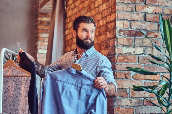 En man som passar på fashionabla skjortor. — Stockfoto