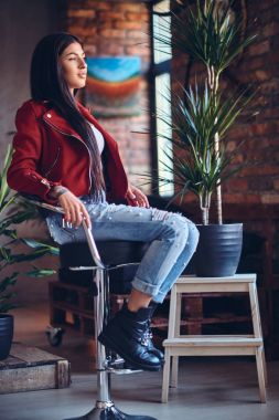 Esmer dövmeli şık erkek