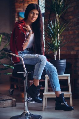 Esmer dövmeli şık erkek