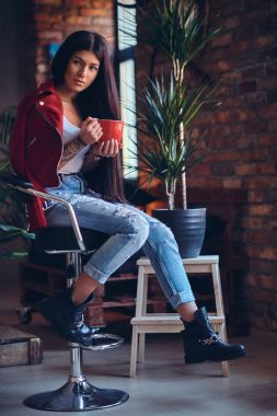 Dövmeli kadın sıcak kahve içer