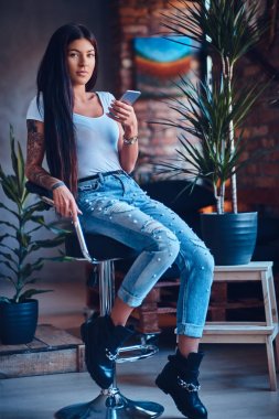 Dövmeli esmer erkek Smartphone kullanarak