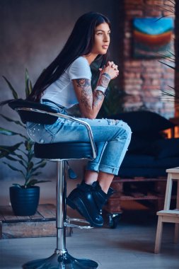 Esmer dövmeli şık erkek