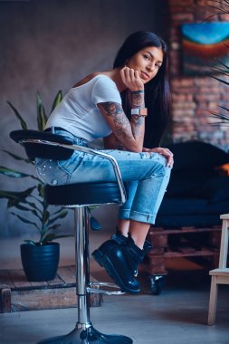 Esmer dövmeli şık erkek