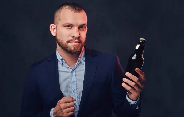 Un hombre tiene cerveza artesanal . — Foto de Stock