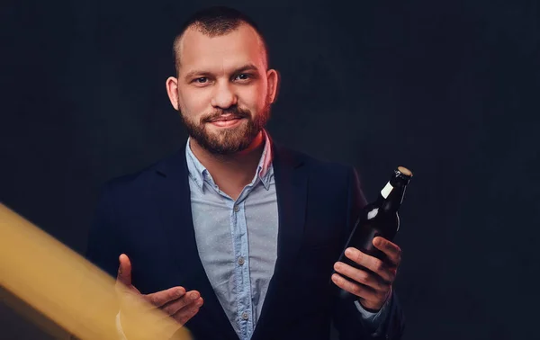 A man holds craft beer. — Stock Photo, Image