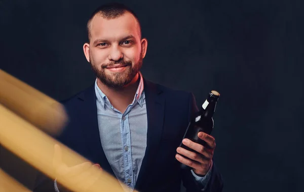 Een man houdt ambachtelijke bier. — Stockfoto