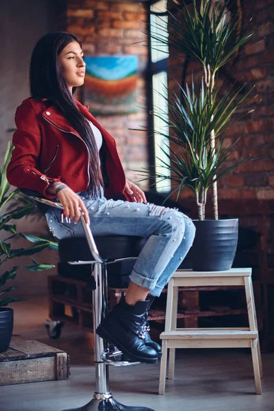 Esmer dövmeli şık erkek