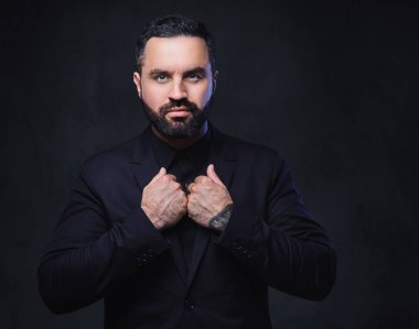 acımasız sakallı maço erkek 