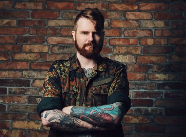 Sakallı erkek kol dövmeler ile