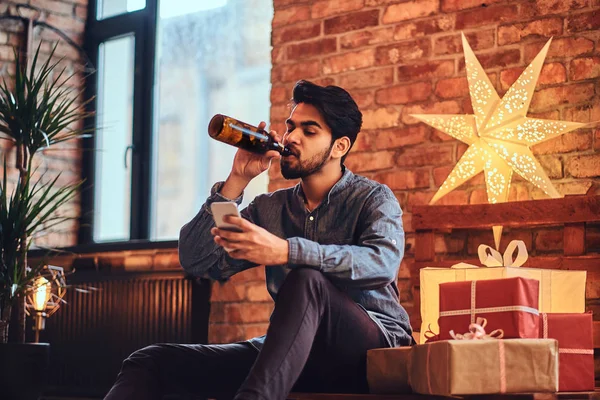 Attraktive Bärtige Indische Männchen Trinkt Craft Beer Einem Raum Mit — Stockfoto